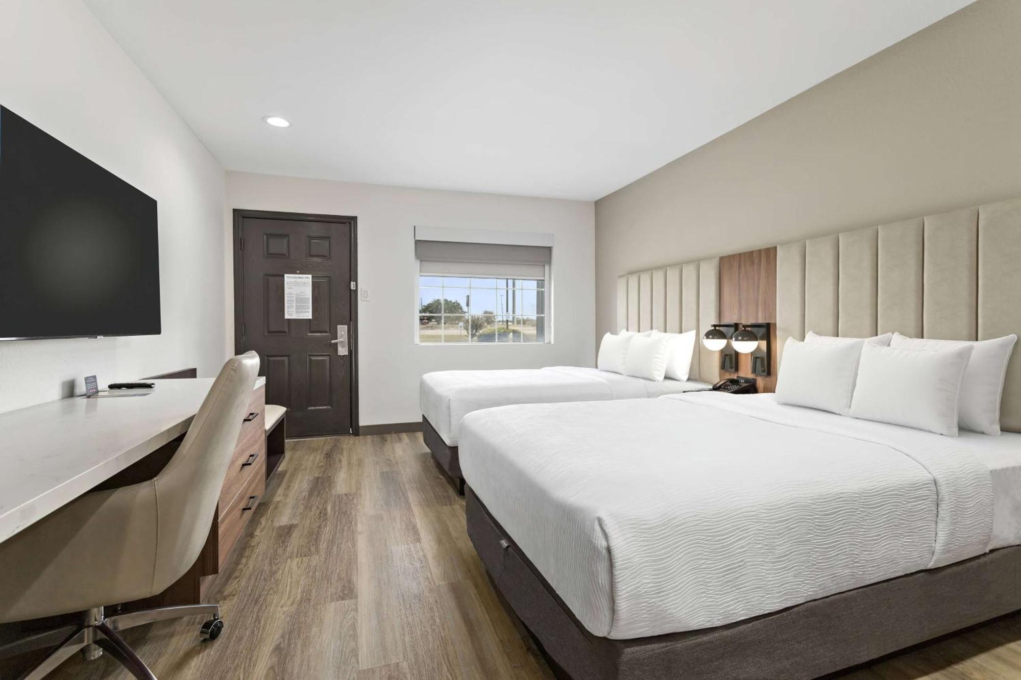 Baymont By Wyndham Beaumont Hotel Exterior photo
