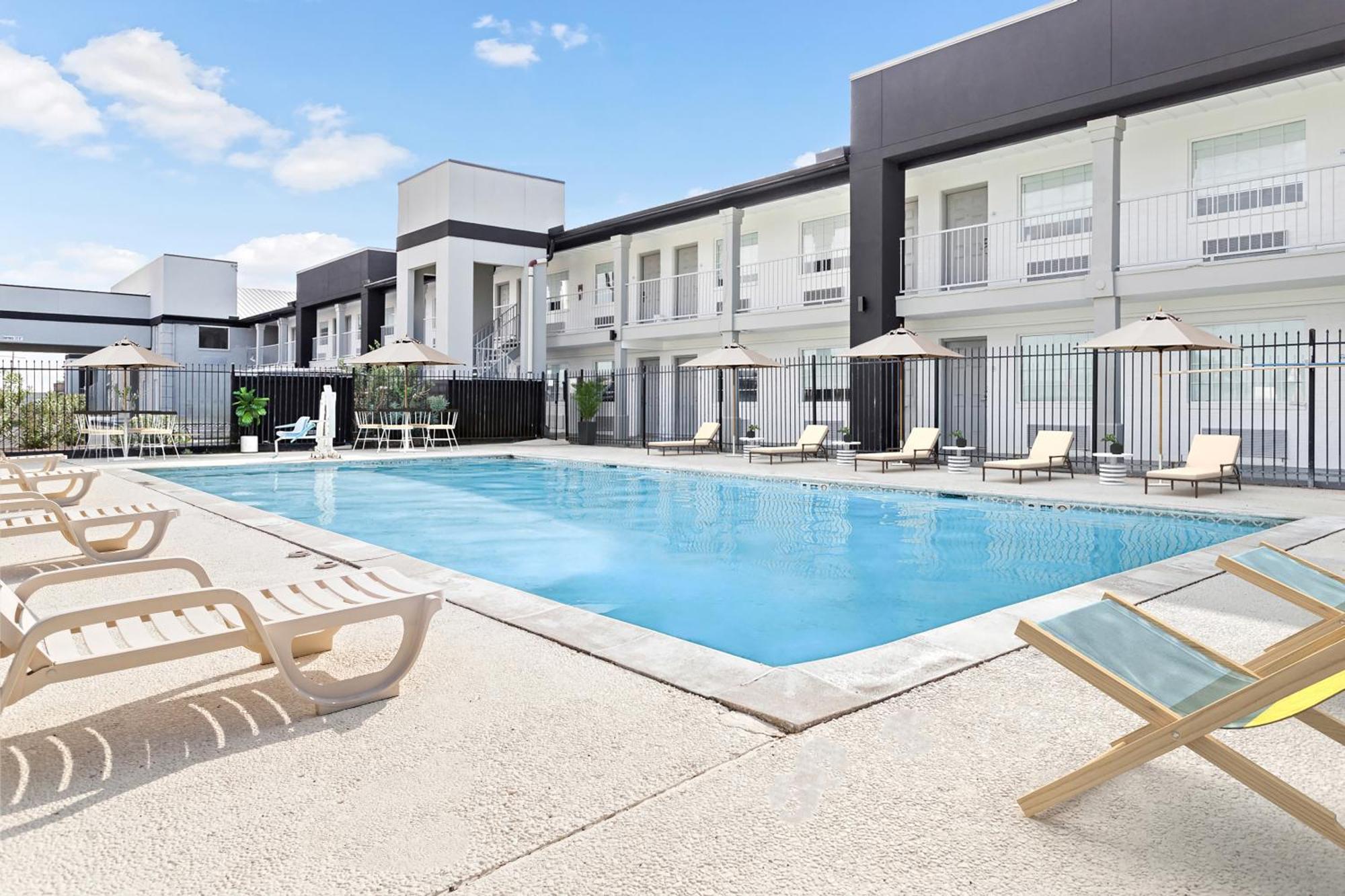 Baymont By Wyndham Beaumont Hotel Exterior photo