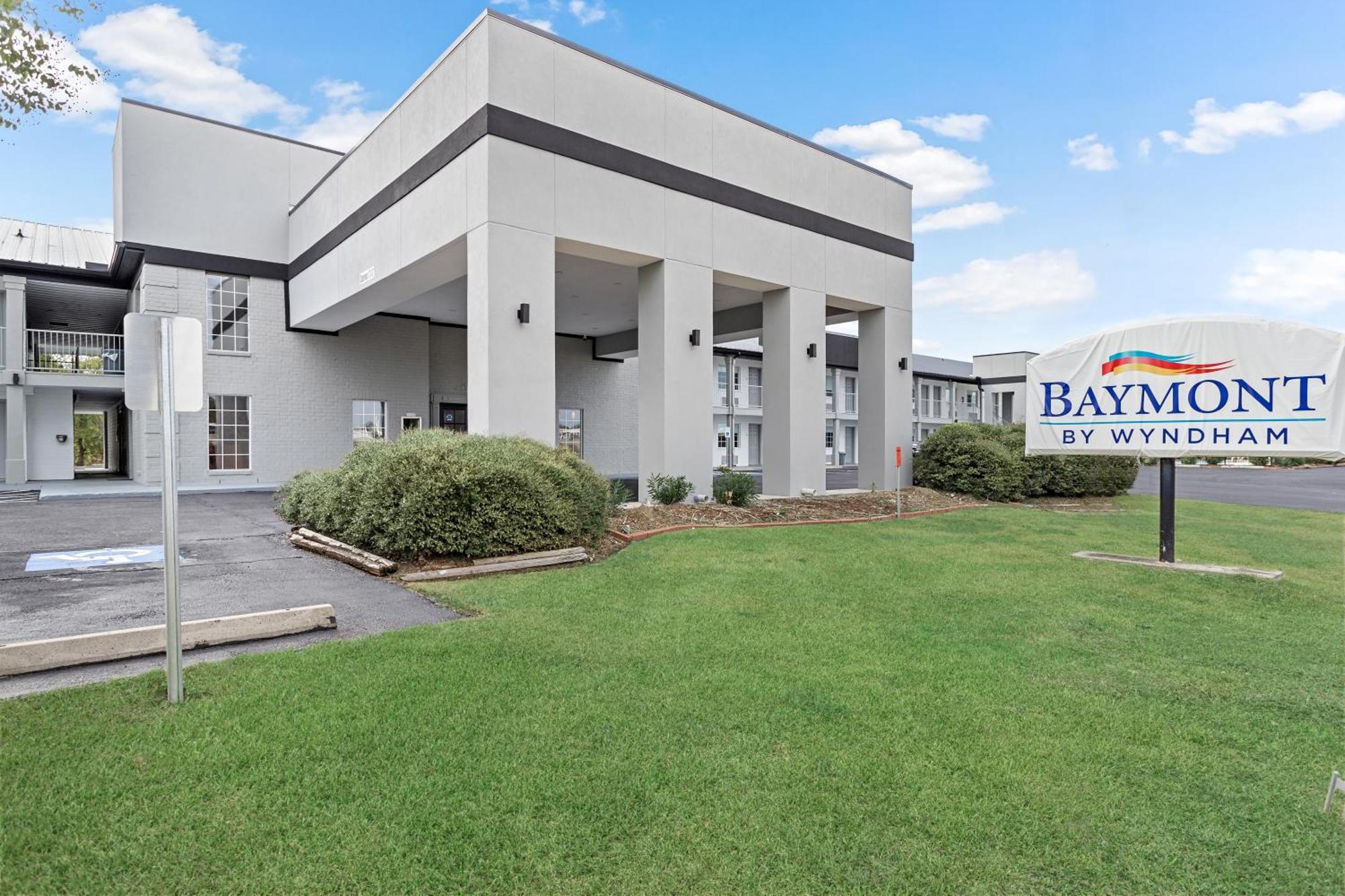 Baymont By Wyndham Beaumont Hotel Exterior photo